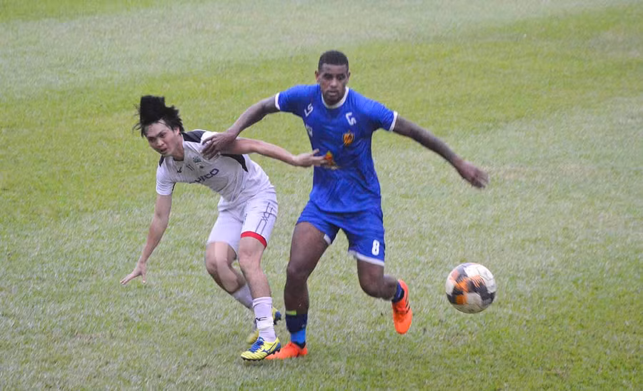 Tiền vệ Nguyễn Tuấn Anh của HAGL (áo trắng) tranh chấp với ngoại binh đội Quảng Nam. Ảnh: Minh Vỹ Tiền vệ Nguyễn Tuấn Anh của HA.GL (áo trắng) tranh chấp bóng với ngoại binh đội Quảng Nam. Ảnh: ảnh: Minh Vỹ