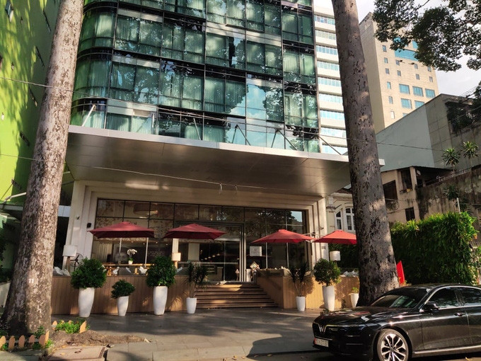 Khách sạn Fusion suites Saigon trên đường Sương Nguyệt Ánh, quận 1, TP HCM đang rao bán với giá 50 triệu USD (tương đương 1.165 tỷ đồng). Ảnh: Nguyễn Nam.