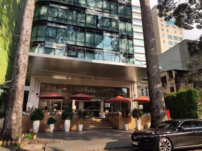 Khách sạn Fusion suites Saigon trên đường Sương Nguyệt Ánh, quận 1, TP HCM đang rao bán với giá 50 triệu USD (tương đương 1.165 tỷ đồng). Ảnh: Nguyễn Nam.