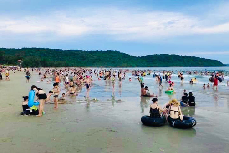 Khách du lịch đến Cô Tô.