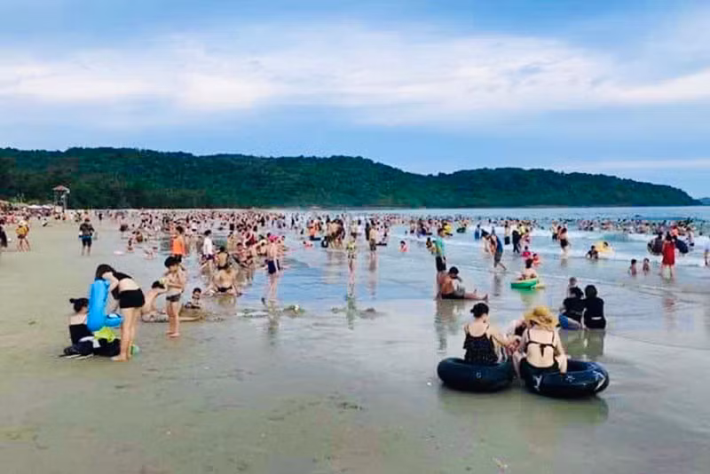 Khách du lịch đến Cô Tô.