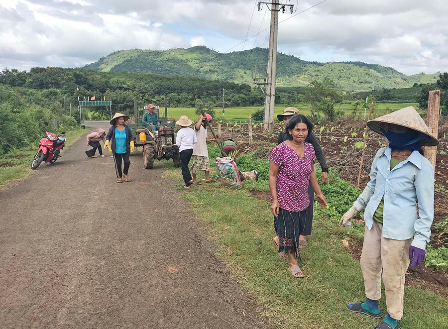 Người dân làng Hreng (xã Hòa Phú, huyện Chư Păh) dọn vệ sinh trên tuyến đường chính vào làng. Ảnh: N.D