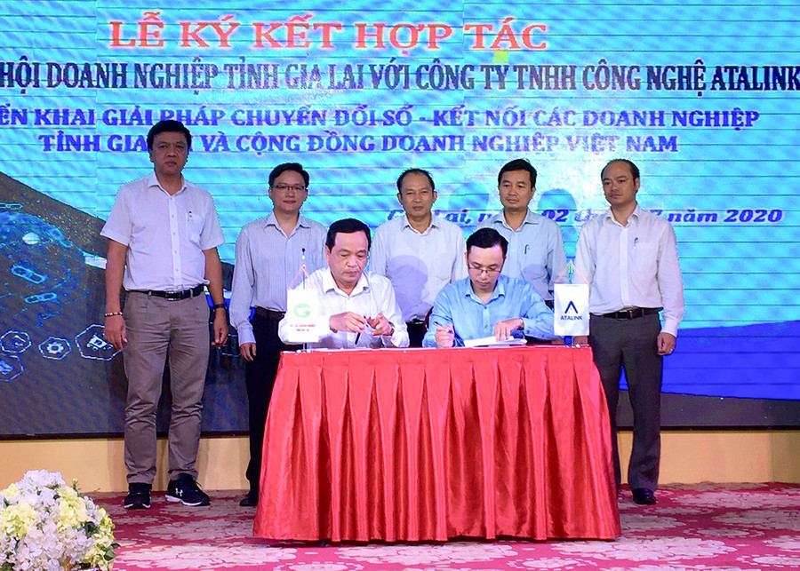 Hiệp hội Doanh nghiệp tỉnh ký kết hợp tác với Công ty TNHH Công nghệ Atalink (TP. Hồ Chí Minh). Ảnh: Hà Duy