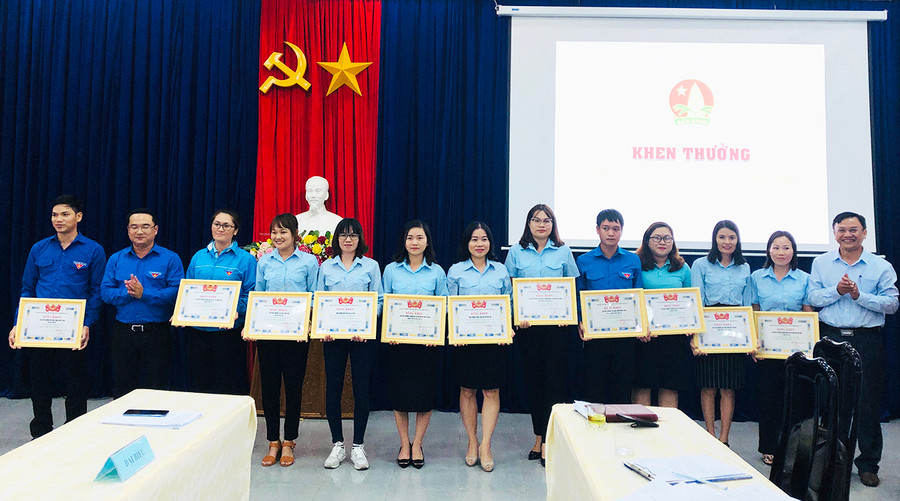 Tặng bằng khen của Ban Chấp hành Tỉnh Đoàn cho các tập thể xuất sắc trong công tác Đội và phong trào thiếu nhi năm học 2019-2020. Ảnh: Thủy Bình Tặng bằng khen của Ban Chấp hành Tỉnh Đoàn cho các tập thể xuất sắc trong công tác Đội và phong trào thiếu nhi năm học 2019-2020. Ảnh: Thủy Bình