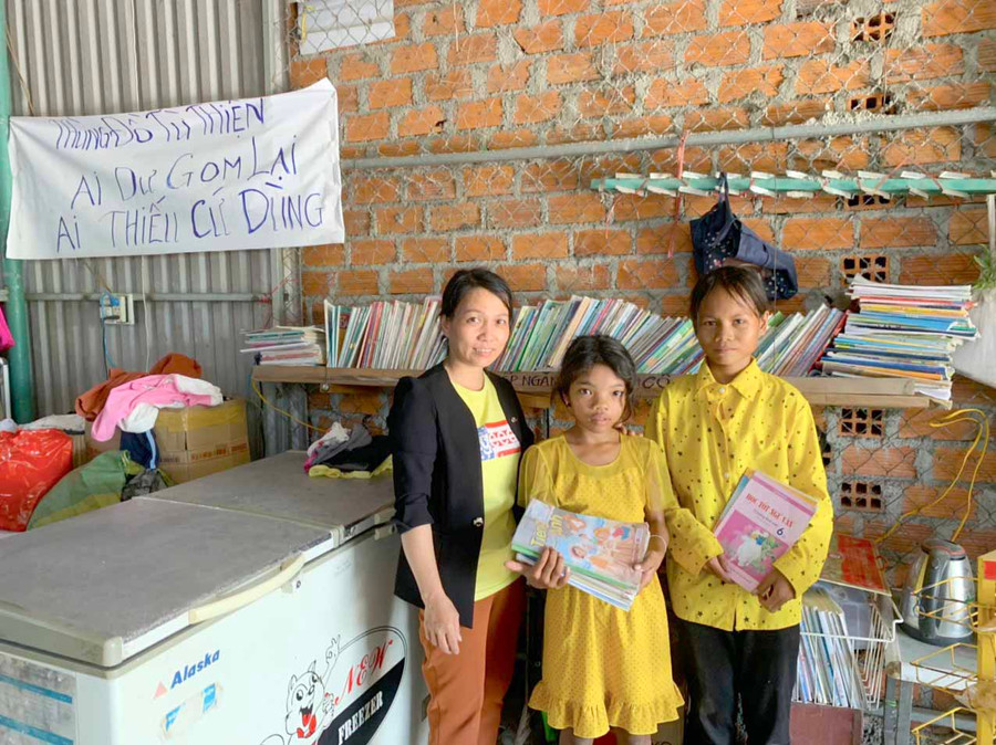 Niềm vui của các em nhỏ khi đến xin sách giáo khoa tại “Tủ đồ từ thiện”. Ảnh: Nguyên Hương  Niềm vui của các em nhỏ khi đến xin sách giáo khoa tại “Tủ đồ từ thiện”. Ảnh: Nguyên Hương