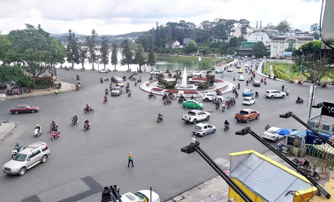Vòng xoay trung tâm chợ Đà Lạt chỉ lách đát xe cộ qua lại, trái ngược cảnh kẹt xe, ùn ứ như các dịp lễ 2-9 trước.