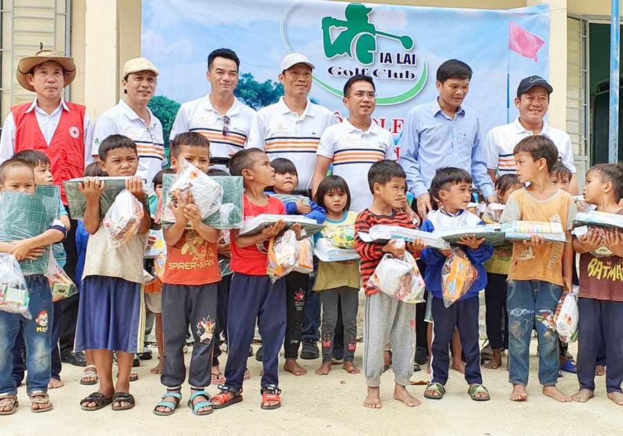  Các thành viên Câu lạc bộ Golf Gia Lai trao quà tại Trường TH và THCS Yang Trung, xã Yang Trung, huyện Kông Chro. Ảnh: Như Nguyện