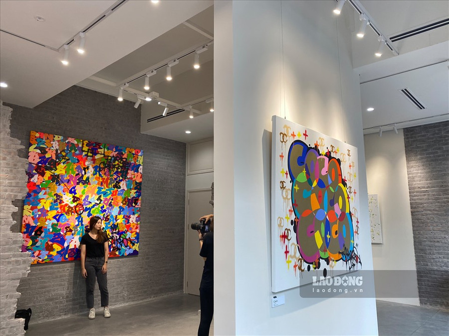 Tác phẩm bảng chỉ đường ở ga điện ngầm của Paris với kỹ thuật tráng men sứ, vẽ graffiti, hiện tại bức tranh có giá trị 100 triệu đồng. Tác phẩm bảng chỉ đường ở ga điện ngầm của Paris với kỹ thuật tráng men sứ, vẽ graffiti, hiện tại bức tranh có giá trị 100 triệu đồng.