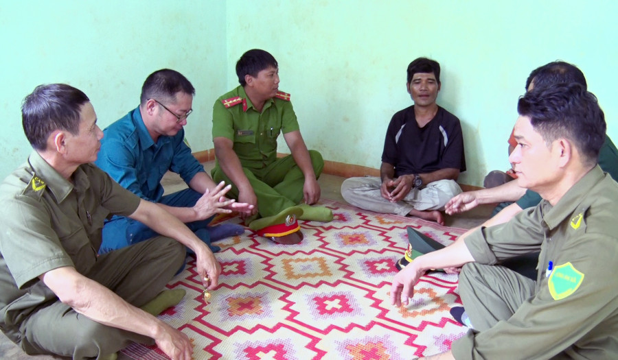 Công an xã Ia Nan tuyên truyền nhân dân tích cực tham gia đấu tranh tố giác tội phạm. Ảnh: Ngọc Sang