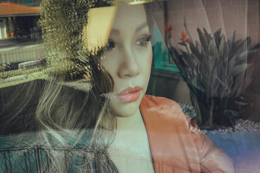 Vừa qua, chuỗi chương trình riêng, người hâm mộ chưa bao giờ được nghe thấy những câu chuyện ngày đầu sang Mỹ định cư. “Trong 3 năm đầu qua Mỹ, tôi khóc nhiều vô cùng vì cô đơn tột độ. Tôi chỉ sống một mình, không có bất cứ ai bên cạnh. Chỉ mình tôi phải vượt qua hết những nỗi đau, trống vắng đó. Tới tận 3 năm sau, tôi mới có được một người bạn bên cạnh mình. Người bạn đó đã đi với tôi đến ngày hôm nay” - cô kể.