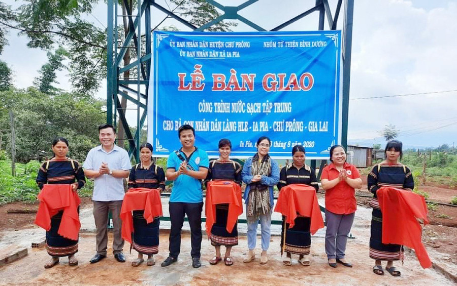 Anh Nguyễn Đắc Kiên Bình (thứ 4 từ trái qua)-Trưởng nhóm từ thiện thanh niên Chư Prông kết nối với các Mạnh Thường Quân tặng công trình nước sạch cho người dân xã Ia Pia (huyện Chư Prông). Ảnh P.L.jpg