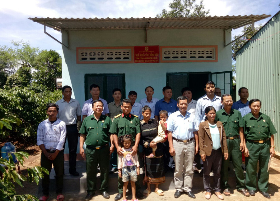 Đại diện cán bộ, hội viên Hội Cựu Chiến binh huyện Ia Grai và thị trấn Ia Kha cùng gia đình hội viên Ksor Lơn tại lễ bàn giao nhà. Ảnh: Thanh Nhật  Đại diện cán bộ, hội viên Cựu Chiến binh huyện Ia Grai và thị trấn Ia Kha cùng gia đình hội viên Ksor Lơn tại lễ bàn giao nhà. Ảnh: Thanh Nhật