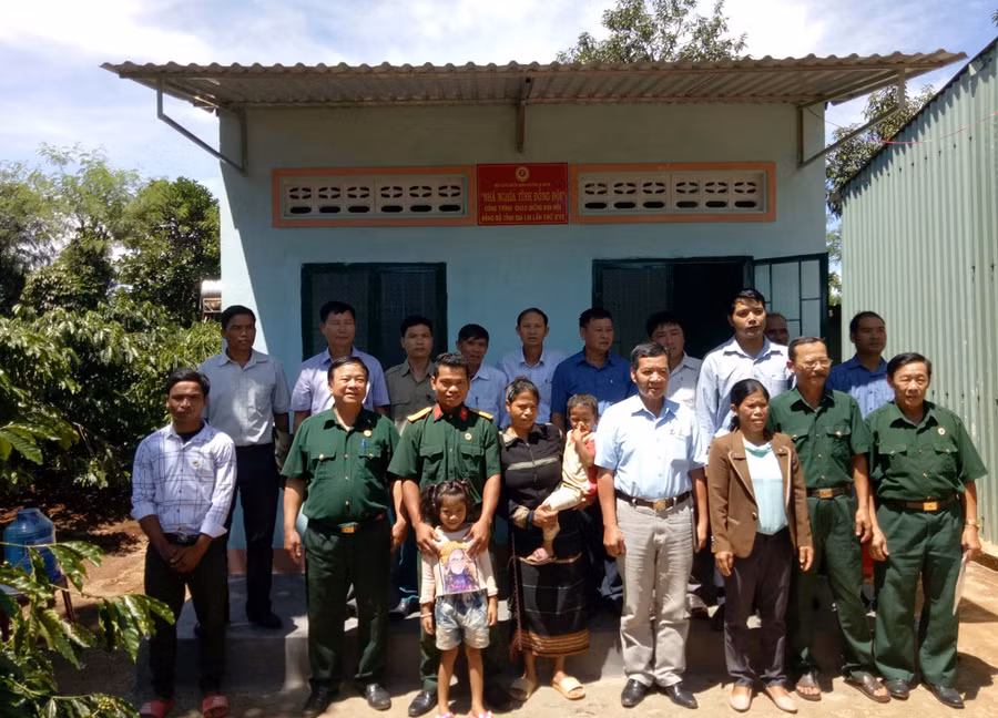  Đại diện cán bộ, hội viên Cựu Chiến binh huyện Ia Grai và thị trấn Ia Kha cùng gia đình hội viên Ksor Lơn tại lễ bàn giao nhà. Ảnh: Thanh Nhật