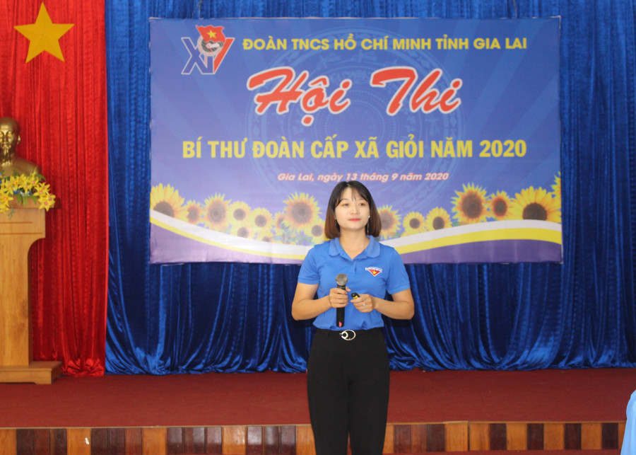 Chị Văn Thị Thùy An-Bí thư Đoàn xã Kdang (huyện Đak Đoa) giành giải nhất Hội thi Bí thư Đoàn cấp xã giỏi. Ảnh: Thủy Bình