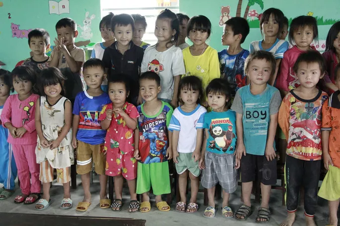 Các cháu mẫu giáo Trường Mầm non Hoa Thiên Lý phải học ké tại hội trường thôn, buôn