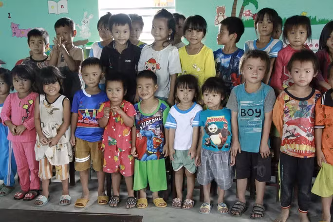 Các cháu mẫu giáo Trường Mầm non Hoa Thiên Lý phải học ké tại hội trường thôn, buôn