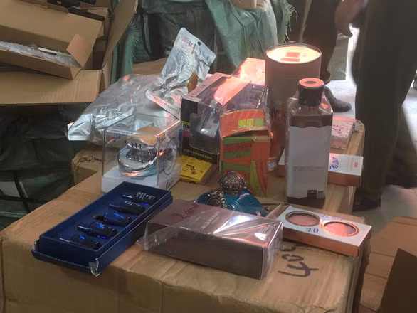 Đa dạng các loại sản phẩm mỹ phẩm, điện tử... nghi nhập lậu bị tạm giữ - Ảnh: NGUYỄN TRÍ