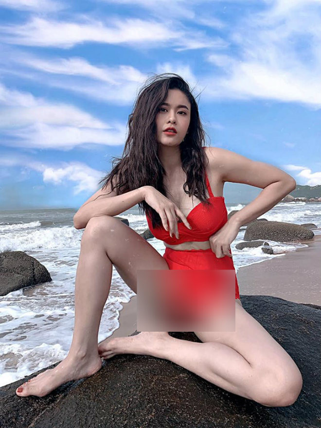 Trương Quỳnh Anh từng gây chú ý khi đăng tải hình ảnh diện bikini gợi cảm trên trang cá nhân. Ngoài những lời khen ngợi nhan sắc ngày càng mặn mà của bà mẹ một con, nhiều cư dân mạng cho rằng dáng ngồi của nữ ca sĩ 