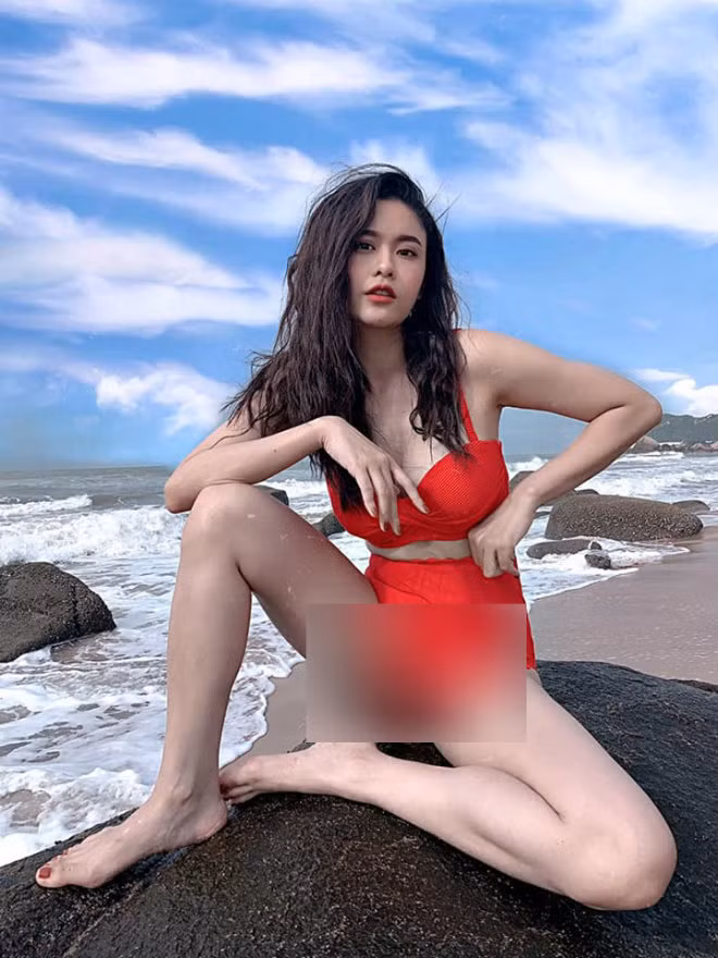 Trương Quỳnh Anh từng gây chú ý khi đăng tải hình ảnh diện bikini gợi cảm trên trang cá nhân. Ngoài những lời khen ngợi nhan sắc ngày càng mặn mà của bà mẹ một con, nhiều cư dân mạng cho rằng dáng ngồi của nữ ca sĩ 