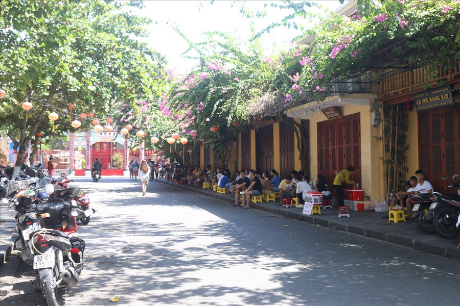 Các cửa hàng lưu niệm vẫn khóa cửa nhưng thay vào đó là những quán cà phê vỉa hè được mở bán với lượng khách rất đông. Các cửa hàng lưu niệm vẫn khóa cửa nhưng thay vào đó là những quán cà phê vỉa hè được mở bán với lượng khách rất đông.