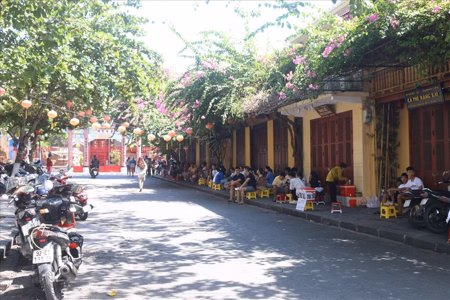 Các cửa hàng lưu niệm vẫn khóa cửa nhưng thay vào đó là những quán cà phê vỉa hè được mở bán với lượng khách rất đông.