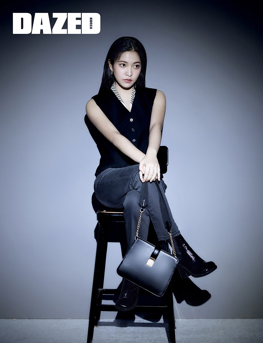 Yeri vừa ngọt ngào nhưng cũng không kém phần quyến rũ và bí ẩn. Người hâm mộ nhận xét rằng nhan sắc của Yeri đang trưởng thành theo thời gian. Ảnh: Dazed Korea