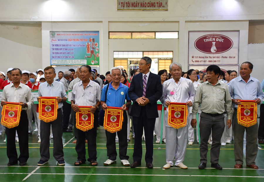  Ban tổ chức tặng cờ lưu niệm cho các đơn vị tham gia tại hội thao. Ảnh: Hà Phương