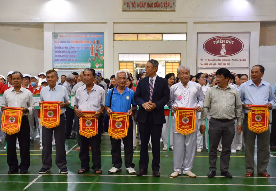  Ban tổ chức tặng cờ lưu niệm cho các đơn vị tham gia tại hội thao. Ảnh: Hà Phương