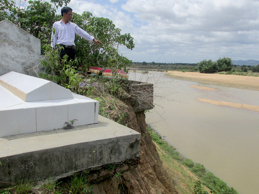 Bờ sông Ba sạt lở đã “nuốt” trôi nghĩa địa buôn H'Lang (xã Chư Rcăm, huyện Krông Pa). Ảnh: Lê Hòa Bờ sông Ba sạt lở đã “nuốt” trôi nghĩa địa buôn HLang (xã Chư Rcăm, huyện Krông Pa). Ảnh: Lê Hòa