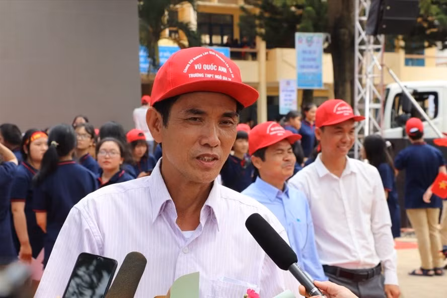 Ông Vũ Thanh Phời bố của á quân Đường lên đỉnh Olympia 2020 - Vũ Quốc Anh (THPT Ngô Gia Tự, Đắk Lắk). Ảnh BẢO TRUNG