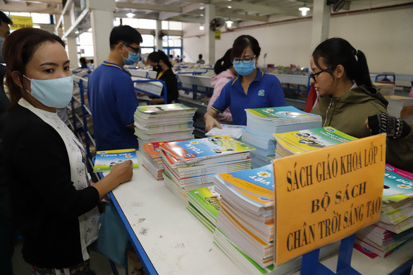 Phụ huynh đi mua sách giáo khoa cho học sinh tại nhà sách và thiết bị trường học Nguyễn Tri Phương, Q.5, TP.HCM - Ảnh: NHƯ HÙNG