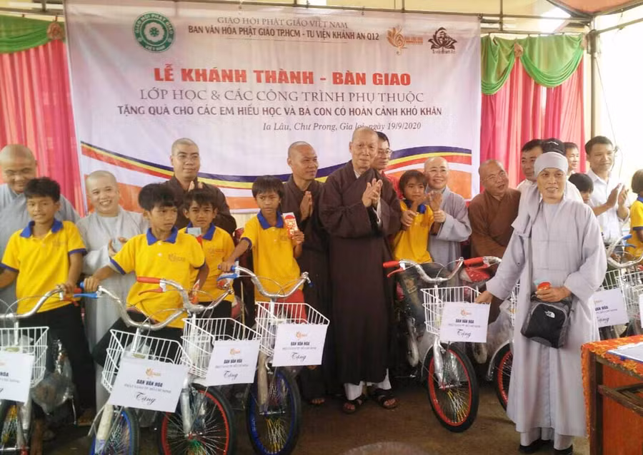  Bàn giao lớp học và tặng xe đạp cho học sinh tại điểm trường vùng khó. Ảnh: Hồng Ngọc