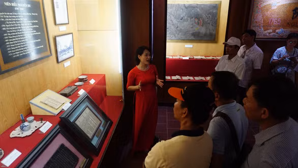 Nhiều khách tham quan quan tâm đến những hiện vật cụ Tố Như thường dùng giai đoạn ở quê Tiên Điền - Ảnh: THÁI LỘC