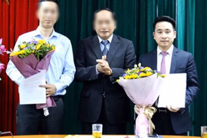 Ông Vũ Hùng Sơn (bìa phải) thời điểm nhận quyết định bổ nhiệm giữ chức Phó Chánh Văn phòng Ban Chỉ đạo 389