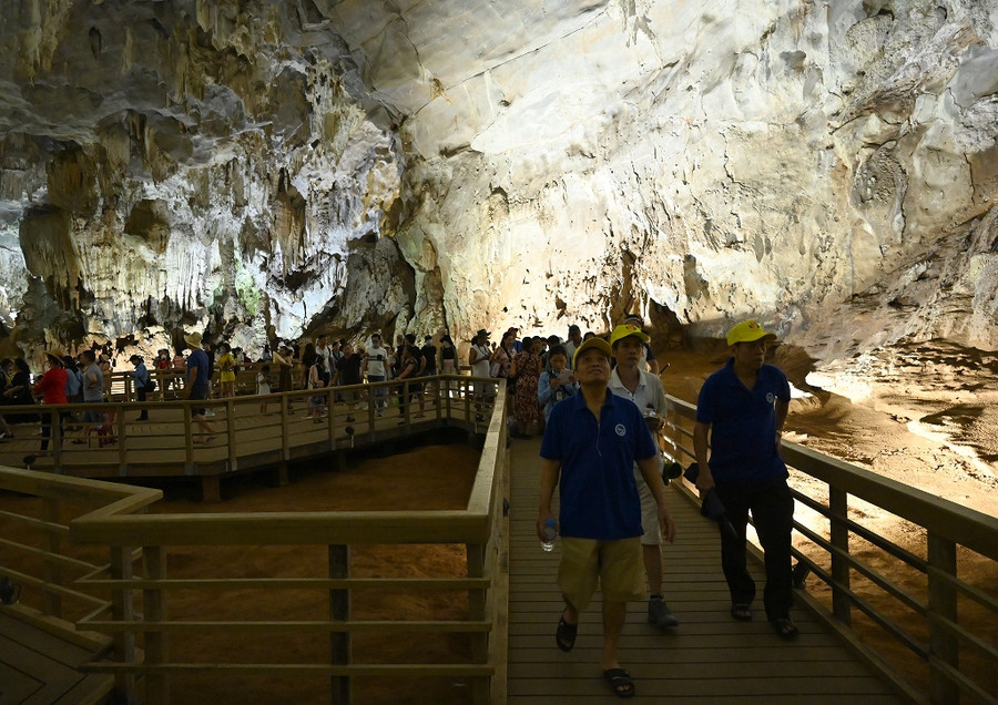 Hang Tiên và hang Cung Đình, hai hang tiêu biểu của động Phong Nha với những cột nhũ đá cao hơn 20m được thiên nhiên tạo nên. Đây cũng là có hệ thống nhũ đá huyền ảo và kỳ vĩ cùng hàng nghìn những kiệt tác được hình thành bởi tạo hóa, với vô số những hình ảnh kỳ lạ và hấp dẫn. Hang Tiên và hang Cung Đình, hai hang tiêu biểu của động Phong Nha với những cột nhũ đá cao hơn 20m được thiên nhiên tạo nên. Đây cũng là có hệ thống nhũ đá huyền ảo và kỳ vĩ cùng hàng nghìn những kiệt tác được hình thành bởi tạo hóa, với vô số những hình ảnh kỳ lạ và hấp dẫn.