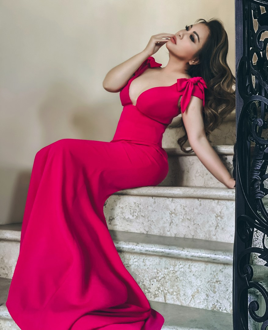 “Đôi lúc tôi có suy nghĩ sẽ quay trở lại Việt Nam nhưng bản tính mình hiếu thắng tạo thêm động lực để mình phấn đấu. Tôi đã miệt mài với con đường mình đã chọn nhưng rất cám ơn những khó khăn đã tạo nên một tôi như ngày hôm nay”, nữ ca sĩ chia sẻ.