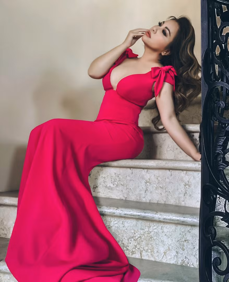 “Đôi lúc tôi có suy nghĩ sẽ quay trở lại Việt Nam nhưng bản tính mình hiếu thắng tạo thêm động lực để mình phấn đấu. Tôi đã miệt mài với con đường mình đã chọn nhưng rất cám ơn những khó khăn đã tạo nên một tôi như ngày hôm nay”, nữ ca sĩ chia sẻ.