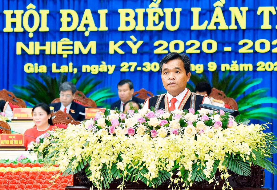 Đồng chí Hồ Văn Niên-Ủy viên dự khuyết Ban Chấp hành Trung ương Đảng, Bí thư Tỉnh ủy, Trưởng đoàn đại biểu Quốc hội tỉnh phát biểu tại Đại hội. Ảnh: Đức Thụy