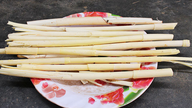 Những lõi mây trắng ngà lộ ra sau khi tách hết vỏ ngoài. Những lõi mây trắng ngà lộ ra sau khi tách hết vỏ ngoài.