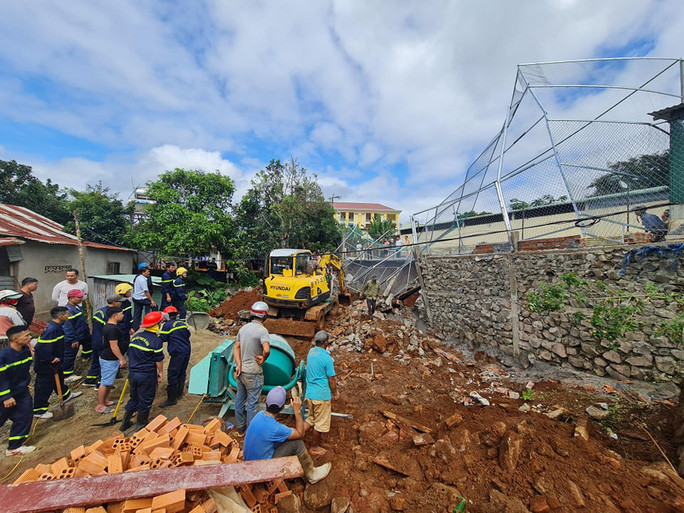 Lực lượng chức năng có mặt tại hiện trường tìm kiếm nạn nhân Lực lượng chức năng có mặt tại hiện trường tìm kiếm nạn nhân