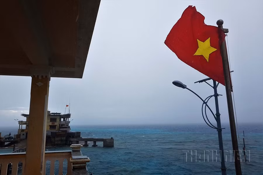 Cờ Tổ quốc bay trong gió bão trên đảo chìm Tốc Tan B ẢNH: MAI THANH HẢI