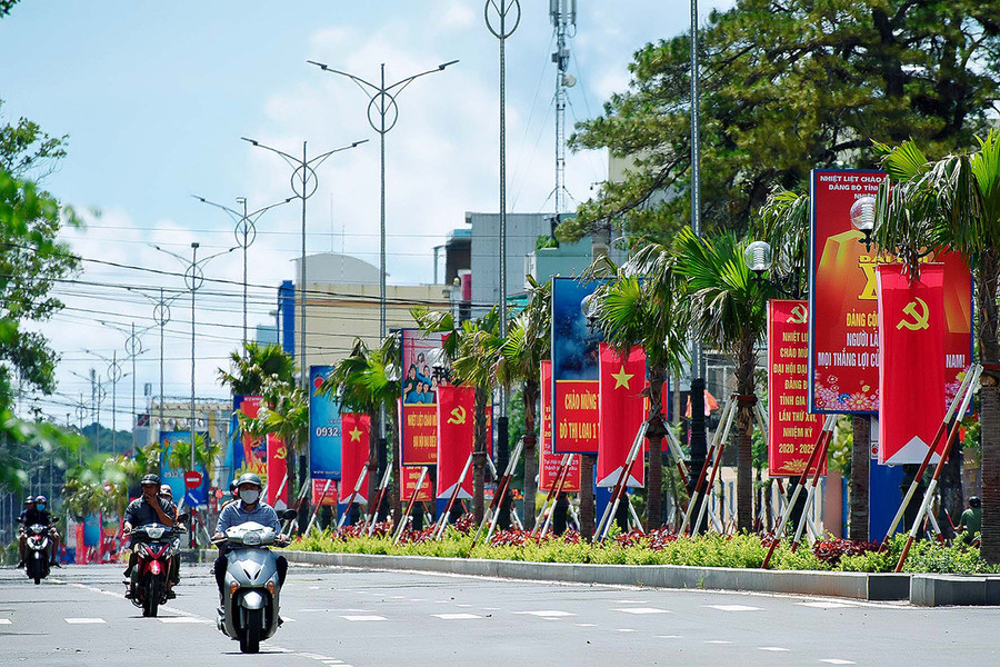 Đường Hai Bà Trưng (TP. Pleiku) rực rỡ sắc cờ hoa trước thềm Đại hội đại biểu Đảng bộ tỉnh Gia Lai lần thứ XVI (nhiệm kỳ 2020-2025). Đường Hai Bà Trưng (TP. Pleiku) rực rỡ sắc cờ hoa trước thềm Đại hội đại biểu Đảng bộ tỉnh Gia Lai lần thứ XVI (nhiệm kỳ 2020-2025).