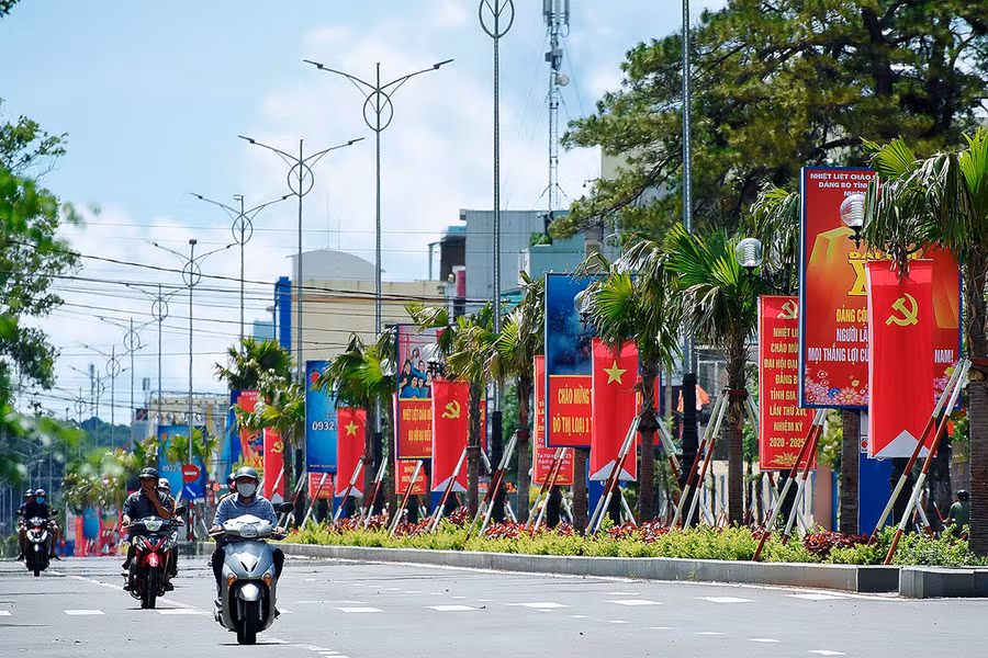 Đường Hai Bà Trưng (TP. Pleiku) rực rỡ sắc cờ hoa trước thềm Đại hội đại biểu Đảng bộ tỉnh Gia Lai lần thứ XVI (nhiệm kỳ 2020-2025).