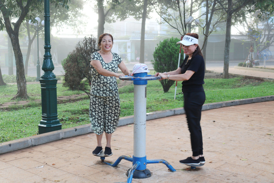 Công viên Nguyễn Viết Xuân sau nâng cấp, cải tạo đã trở nên xanh-sạch-đẹp, đáp ứng nhu cầu vui chơi, giải trí, tập thể dục của người dân. Ảnh: Quang Tấn