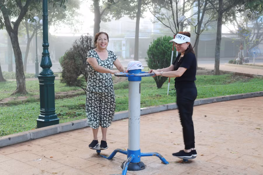 Công viên Nguyễn Viết Xuân sau nâng cấp, cải tạo đã trở nên xanh-sạch-đẹp, đáp ứng nhu cầu vui chơi, giải trí, tập thể dục của người dân. Ảnh: Quang Tấn