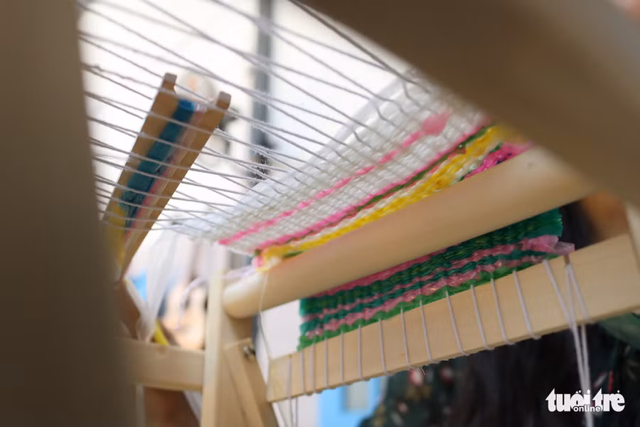 Cận cảnh đường dệt nilông từ máy dệt mini. Những sợi nilông có đặc tính dai bền không kém sợi vải thông thường - Ảnh: HOÀNG AN