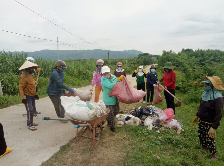 Tổ thu gom rác của Hội LHPN xã Tân An định kỳ tiến hành thu gom rác các tuyến đường trên địa bàn. Ảnh: Quang Tấn
