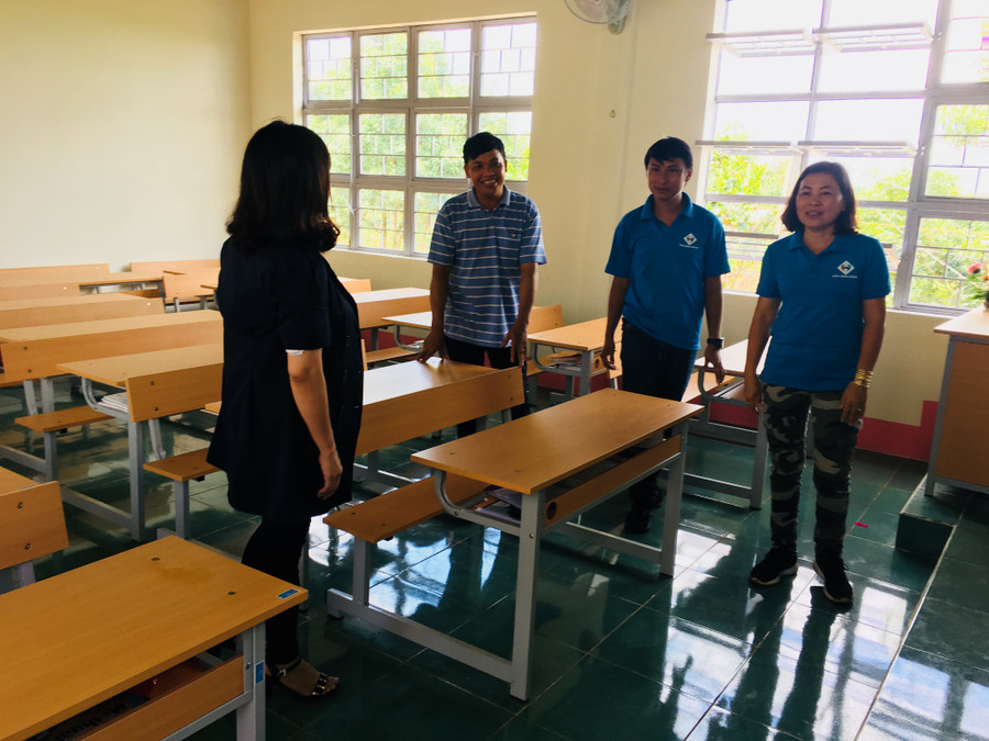 Lớp học mới xây được trang bị đầy đủ bàn ghế, quạt điện, đèn điện. Ảnh: Thanh Xuyên Lớp học khang trang. Ảnh: Thanh Xuyên