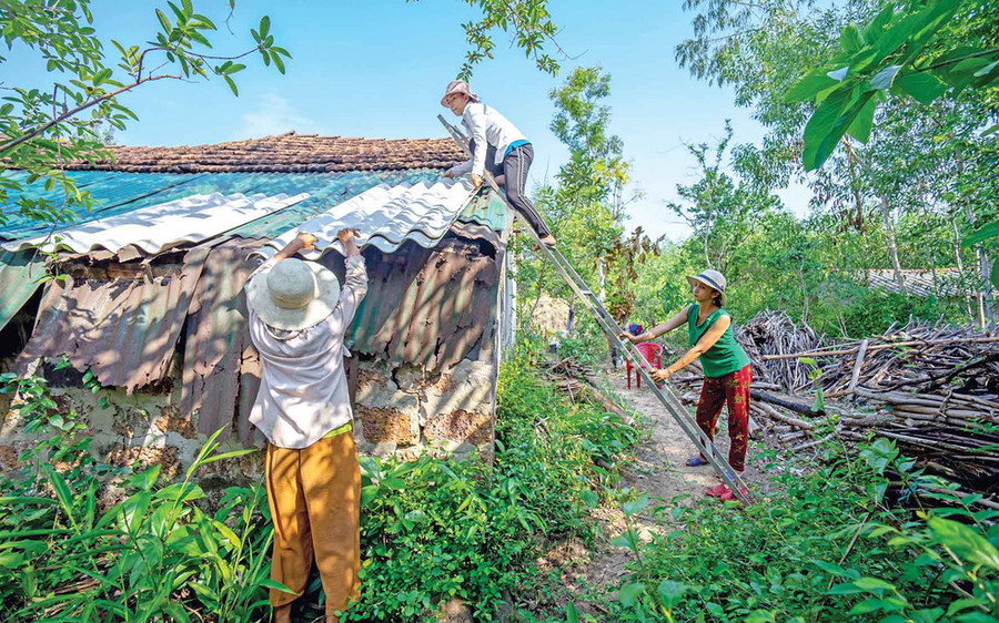 Sắp rời khỏi tổ ấm vào Sài Gòn nhập học, Tùng phải lo sửa lại mái nhà