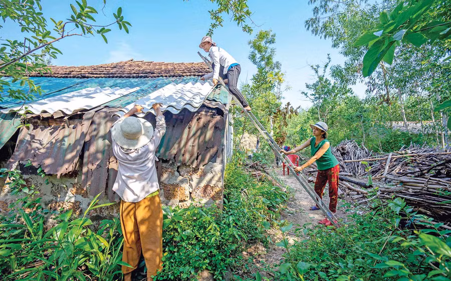 Sắp rời khỏi tổ ấm vào Sài Gòn nhập học, Tùng phải lo sửa lại mái nhà
